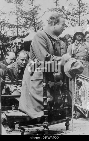 La milice sera dissoute sur mon corps mort ' Starhemberg dit aux troupes . Parle d'éliminer les mauvaises herbes . Des milliers de miliciens et de hemwehrmen participant au premier défilé de milices en Autriche ont entendu un discours de combat du vice-chancelier, le Prince Starhembberg, à Norn sur le Danube . Le prince Starhemberg , qui rombait un long silence , a déclaré que la milice ne serait dissoute que sur son corps mort . Il a assuré le Chancelier Schuschnigg du soutien loyal de la Heimwehr en ' déraclant les mauvaises herbes ' dans la fraternité patriotique , et s'est engagé ' à le défendre contre certaines personnes dans l'e immédiat Banque D'Images