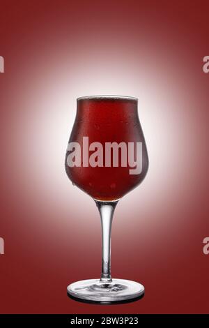 Bière de la bière rouge dans des verres de tulipe isolés sur fond rubis Banque D'Images