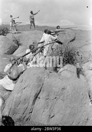 La défense du massif de l'Ogaden - photos exclusives du front Sud ces photos , reçues à Londres par avion , ont été prises à l'extrémité sud du plateau de l'Ogaden dans la région entourant la rivière Fafen . Le photographe, H . V . Drees de Londres , qui a réussi à pénétrer plus au sud que tout autre journal , a photographié des troupes abyssiniennes qui ont agi comme des scouts entre les forces de Ras Nasibu , à gauche , et Ras Desta à droite . [Ras Desta Damtew ( env. 1892 - 24 février 1937) noble éthiopien, commandant de l'armée, gendre de l'empereur Haile Selassie I, Nasibu Banque D'Images