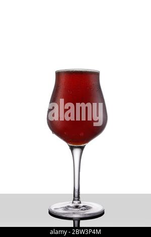 Bière de la bière rouge en verre de tulipe isolée sur fond blanc Banque D'Images