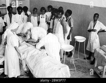 Opération d'urgence d'une victime de bombardement à l'hôpital de la Croix-Rouge de Harar . Ces photos , faites par un photographe du personnel et emmenées à Londres par avion , montrent une partie impromptue , mais peu connue de la guerre en Abyssinia , les services de la Croix-Rouge , établis principalement par des travailleurs volontaires et continués sous des difficultés énormes . Ces photos ont été faites à l'hôpital de la Croix-Rouge à Harar , ville principale du Sud où des soldats Abyssiniens blessés dans les combats acharnés sur le front sud sont fréquentées par des médecins de la Mission suédoise . Photos montre , une opération d'urgence sur une Abyssinie Banque D'Images