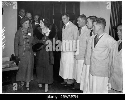 Duchesse de York centre d'entraînement ouvert à Tenterden . La duchesse de York a ouvert le Centre de formation de service à St Michael ' s Grange , Tenterden , Kent , et a été acclamé par une grande foule comme elle a reçu un discours de bienvenue à la mairie . Photos , la duchesse de York en tournée du nouveau centre d'entraînement avec les garçons . . 11 décembre 1935 Banque D'Images