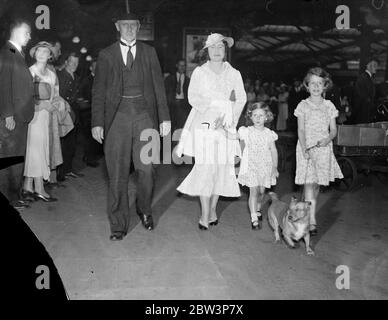 La duchesse de York et les princesses quittent Londres pour Glamis . La duchesse de York , avec ses filles , la princesse Elizabeth et la princesse Margaret Rose , a quitté Euston Station , Londres , pour Chelsea Castle , son siège familial en Écosse pour des vacances . 7 août 1935 Banque D'Images