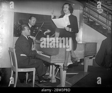 L ancienne femme de Chaplin répète pour la première apparition sur la scène de Londres . Lits Gray , deuxième épouse de Charlie Chaplin et mère de ses deux enfants, répète à Londres sa première apparition sur la scène de Londres . Photos , Lita Gray répète avec sa pianiste , Irving Actmen et Jock Harris , le chef du groupe de danse , pour sa première apparition sur la scène de Londres . 7 décembre 1935 Banque D'Images