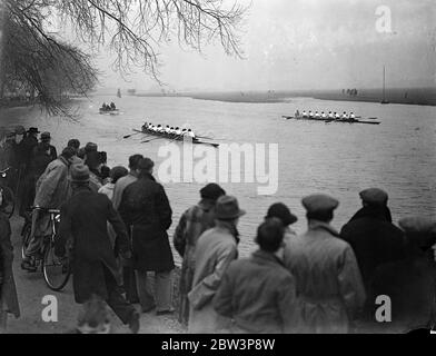 Oxford remporte une course de bateau ! Cambridge a battu dans des événements annuels de femmes . L'équipage des femmes d'Oxford a fait quelque chose pour faire amende honorable pour la longue série de défaites soutenues par l'équipage des hommes d'Oxford dans la course annuelle de bateau avec Cambridge quand ils ont battu un équipage de femmes de Cambridge sur un parcours de plus d'un demi-mile sur la rivière Upper à Oxford . C'était la première fois dans l'histoire de l'événement des femmes que les équipages avaient commencé simultanément au lieu d'aviron séparément et de compter sur le temps test . Photos , la fin de la course , appareil photo Oxford plus proche . 29 février 1936 Banque D'Images