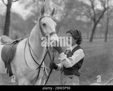 Circonscription ' distinction ' . Mlle Gavy Martin , une pilote à Rotten Row , Hyde Park , frappe une note de roman avec ses initiales sur son chemisier de circonscription . 2 mai 1936 Banque D'Images
