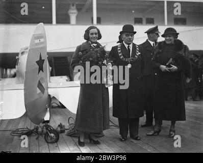 Jean Batten arrive à Southampton depuis l'Amérique après un vol record . Mlle Jean Batten étant accueillie par le maire de Southampton à son arrivée . 23 décembre 1935 Banque D'Images
