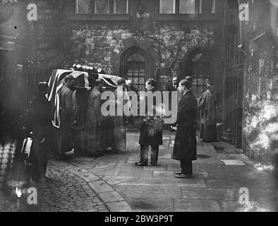 Le corps de Earl Jellicoe arrive à l'abbaye de Westminster pour être couché dans l'État . Le corps de Earl Jellicoe a été emmené à l'abbaye de Westminster de sa maison dans les jardins d'Egerton , pour les mentir dans l'État jusqu'aux funérailles d'État à Londres . Photos , le cercueil entrant dans l'abbaye . 22 novembre 1935 Banque D'Images