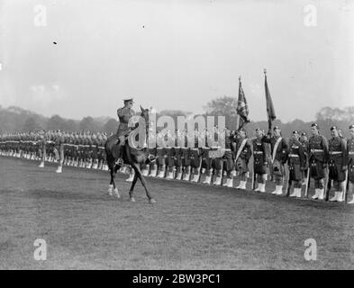 Major - General Commentations inspecte Londres Scottish in Hyde Park Major - General Conway Commentations commandant de la 56e ( London ) Division , Armée territoriale , inspecte le Londres Scottish in Hyde Park photo shows : Major - Commentations générales saluant les couleurs comme il a passé les lignes . 16 mai 1936 Banque D'Images