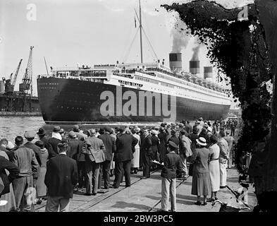 RMS Queen Mary part lors du deuxième voyage en Amérique . Grande foule montres départ. Regardée par une foule nombreuse, la reine Mary a quitté Southampton lors de son deuxième voyage aux États-Unis . Photos , la ' Reine Mary ' quittant Southampton regardé par la grande foule . 17 juin 1936 Banque D'Images