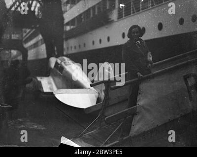 Jean Batten arrive à Southampton depuis l'Amérique après un vol record . Mlle Jean Batten étant accueillie par le maire de Southampton à son arrivée . 23 décembre 1935 Banque D'Images