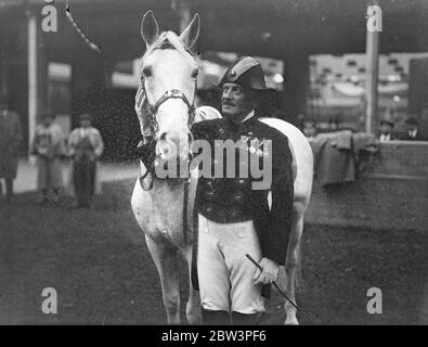 Chef de l'équipe viennoise pour le spectacle international de chevaux . Les cavaliers de l'école d'équitation impériale historique de Vienne ont répété le ballet équin à Olympia , Londres en préparation pour l'ouverture du salon international du cheval le 30 mai . Photos , le chef du comté Herr Zrust et son cheval Elizabeth . Il est le chef de l'équipe . 28 mai 1936 Banque D'Images
