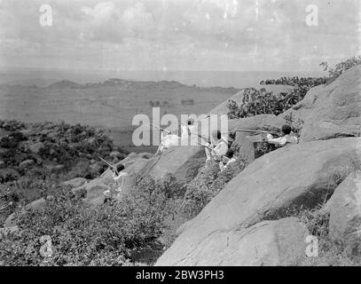 La défense du massif de l'Ogaden - photos exclusives du front Sud ces photos , reçues à Londres par avion , ont été prises à l'extrémité sud du plateau de l'Ogaden dans la région entourant la rivière Fafen . Le photographe, H . V . Drees de Londres , qui a réussi à pénétrer plus au sud que tout autre journal , a photographié des troupes abyssiniennes qui ont agi comme des scouts entre les forces de Ras Nasibu , à gauche , et Ras Desta à droite . [Ras Desta Damtew ( env. 1892 - 24 février 1937) noble éthiopien, commandant de l'armée, gendre de l'empereur Haile Selassie I, Nasibu Banque D'Images