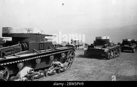 L'armée rouge s'en charge des plus grands manoevres . Chars et artillerie dans des exercices réalistes . Les manoevres les plus vastes jamais détenus par l'Armée rouge ont eu lieu dans le district de Kiev , le long de la frontière polonaise . Il est entendu que l'objectif était de démontrer devant les représentants de la France et de la Tchécoslovaquie , avec lesquels la Russie soviétique est entrée dans un pacte d'entraide judiciaire , la qualité de la force de combat de la Russie . 16 septembre 1935 Banque D'Images