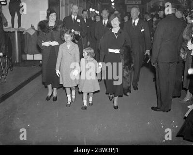 Princesse avec duc et duchesse de York au salon international du Cheval . La princesse Elizabeth et la princesse Margaret Rose étaient des spectateurs attentifs avec leurs parents , le duc et la duchesse de York au salon international du cheval , olympique . Photos , le duc et la duchesse de York arrivant à Olympia avec les Princesses .. 4 juin 1936 Banque D'Images