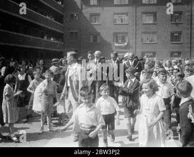 Le duc de Kent ouvre de nouveaux appartements à Westminster . Le duc de Kent , dépuisant pour la duchesse qui a annulé tous ses engagements , a ouvert les nouveaux appartements modernes du domaine Techbrook de la Westminster Housing Trust à Pulford Street . 6 juillet 1935 Banque D'Images