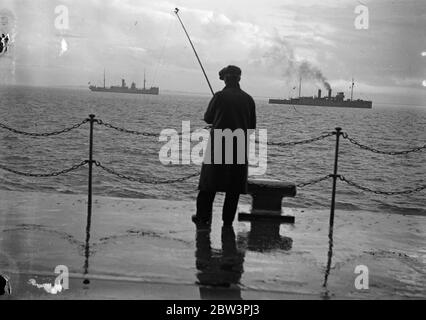 Il a accroché un vaisseau de guerre mystère . Le destructeur mystère belge accroché par un pêcheur . À distance , est le transport naval portugais Gil Eanes . 4 octobre 1935 Banque D'Images