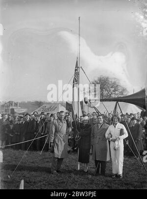 Nouvelles couleurs présentées aux fusils victoriens montés . Sur le terrain de parade au soleil du Camp Seymour , près de Melbourne , en Australie , les nouvelles couleurs du 20e Cheval léger les fusils à montage victorien ont été consacrés et présentés au régiment . Après la consécrtaion, les couleurs ont été perlées au-delà des troupes montées . Photos , Mlle Eileen Marson levant le drapeau de l'aviation civile pour ouvrir l'affichage . De gauche à droite , M. C W A Scott , Mlle Eileen Marson , Billy Milton , l'acteur du film et Mme Winifred Crossley , la femme acrobat qui est fille du Dr E R Harisson , le docteur qui atte Banque D'Images