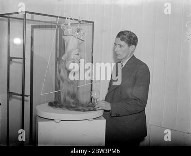 Des surréalistes exposent des œuvres à Londres . Les œuvres classées comme objets trouvés les objets interprétés , les objets perturbés et les objets construits sont en spectacle à l'exposition Surréaliste qui ouvre à la London Gallery à Oak Street , Piccadilly . Photos , M. Robert Penrose avec son exposition surréaliste ' Dew ' , qui est pour ' humidifier l'air vile des clubs , des bureaux , des banques , et des salles d'attente , etc . ' . 23 novembre 1937 Banque D'Images