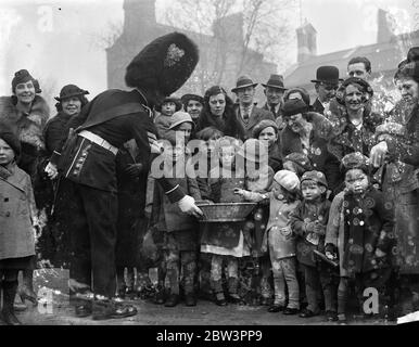 Distribuer le shamrock de la St Patricks Day au Chelsea Barracks . Distribuer shamrock aux enfants à Chelsea Barracks . 17 mars 1935 Banque D'Images