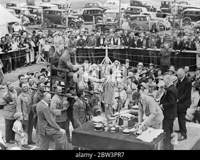 Le lauréat du prix King pour le tir à la carabine reçoit le prix de Lord Huntingfield à Melbourne . PET Lee recevant le Prix du Roi du Gouverneur de Victoria , Lord Huntingfield . 17 mars 1935 Banque D'Images