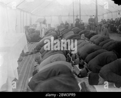 Fête musulmane célébrée à la Mosquée Woking . Dirigé par l' Imam , Aflabuddin Ahmad , le festival de l' IDU ' L Azha a été célébré à la Mosquée Woking . Spectacles de photos , la scène pendant les prières au festival Woking . 4 mars 1936 la mosquée Shah Jahan fut la première mosquée construite à cet effet en Europe, en dehors de l'Espagne musulmane Banque D'Images