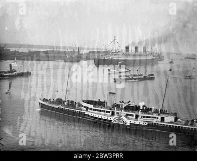 ' RMS Queen Mary ' sort de Southampton lors d'un voyage inaugural . Acclamé par un quart de million de personnes remplissant chaque pouce disponible des docks . ' Queen Mary ' , 80 , 000 tonnes de fierté de la marine marchande britannique , a navigué de Southampton lors de son premier voyage en Amérique . Elle était ' habillée de tout ' avec des drapeaux et des centaines de bateaux scurried autour d'elle comme elle s'est déplacée . Des spectacles de photos , des foules à l'observation d'un bateau à aubes tandis que le ' RMS Queen Mary ' sort . 27 mai 1936 Banque D'Images