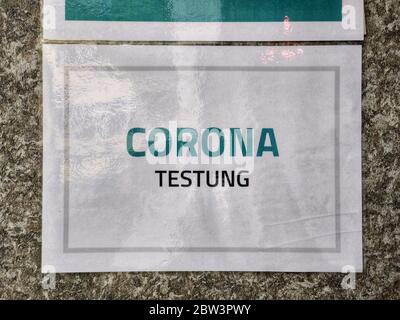 Munich, Bavière, Allemagne. 29 mai 2020. Un panneau pour une station de test de coronavirus à Munich, Allemagne. Crédit: Sachelle Babbar/ZUMA Wire/Alay Live News Banque D'Images