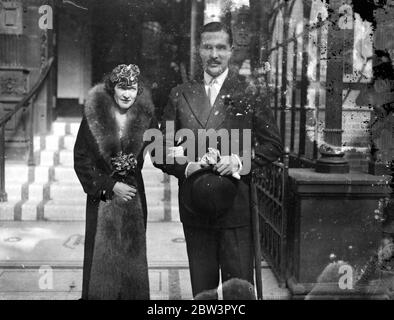 Mme Betty Fielden a épousé M. Charles Mills au bureau du registre de Caxton Hall , Londres . 1er octobre 1935 Banque D'Images