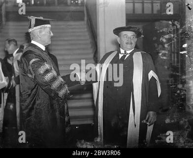 Sir Auster Chamberlain installé comme chancelier de l'Université de Reading . M Herriot receves degré . Sir Austen Chamberlainqui était accompagné de M Herriot , ministre sans Portclio au Cabinet français et Viscout Hailshaw , le Chancelier Lord , a été installé comme Chancelier de l'Université de Reading . Le vicomte Hailsham , Sir Austen et M Merriot ont reçu le diplôme honorifique de docteur en lettres . Photos , Sir Austen Chamberlain a été félicité par M Herriot lors de la cérémonie . 2 décembre 1935 Banque D'Images