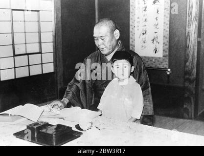 Délégué japonais à la conférence navale de Londres . L'amiral Osamu Nagano , ancien délégué à la Conférence du désarmement de Genève et membre actuel de la Marine du Conseil de guerre , est le délégué du Japon à la Conférence navale officielle qui se tiendra à Londres en décembre. Photo show , une photo vient de recevoir l'amiral Nagano avec son fils de trois ans , Nakoto à leur maison de Tokyo . 27 novembre 1935 Banque D'Images