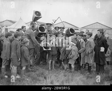 Les enfants apprennent sur les défenses aériennes lors de la Journée de l'air de l'Empire à Hendon . De grandes foules , dont de nombreux enfants , ont regardé l'exposition de l'Empire Air Day à l'aérodrome de Hendon . Le 11e Régiment de Londres ( les Finsbury Rifles ) , qui comprend maintenant les batteries d'avions Anto 170 et 171 , a coopéré avec la Royal Air Force dans l'exposition . Photos montre , enfants essayant un poste d'écoute anti-avion à Hendon . 23 mai 1936 Banque D'Images