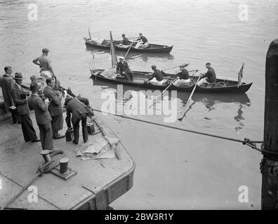 Le cygne commence sur la Tamise . Dirigé par le maître du Roi , M. F T Turk . Les fauves de cygne ont quitté Bull Wharf ( vu ici ) , Southwark pour effectuer leur tâche annuelle de marquage des cygnes dans la Tamise entre London Bridge et Henley qui appartiennent à la compagnie des Cyers et des Vincers . 22 juillet 1935 Banque D'Images