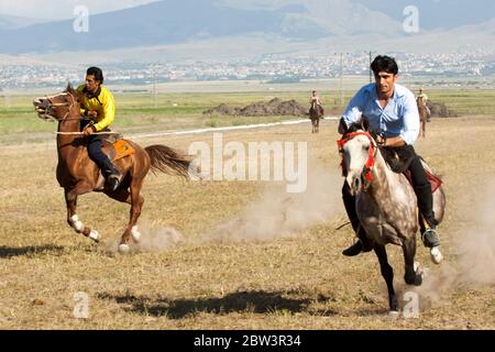 Asif, Türkei, Erzurum, Reiterwettspiele (Cirit) in Dorf beim Ort Ilıca Banque D'Images