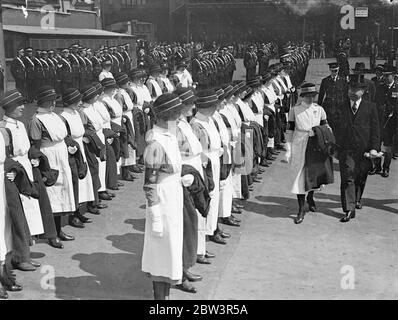 Sir Walter Wormsley , le maître de poste adjoint , a inspecté le bureau de poste , le corps d'ambulance dans la cour du bâtiment du roi Édouard E C avant la remise des prix . Le corps est attaché à la Bigade de l'Ambulance Saint-Jean . Photos , Sir Walter Womeraley inspectant la section des femmes du corps d'ambulance . 19 mai 1936 Banque D'Images