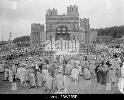 Répétition complète de la robe de tatouage Aldershot . Présentation du premier Prince de Galles . Une répétition complète de la robe pour le Tattoo d'Aldershot a été mise en scène dans le Rushmoor Arena à Aldershot . Photos , une des scènes principales du tatouage , la présentation du Premier prince de Galles aux chefferies gallois et aux gens de Caernarvoh . . 28 mai 1936 Banque D'Images