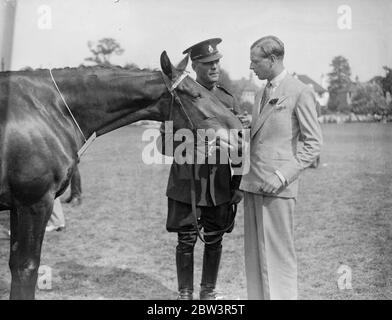 Duke of Kent assiste au spectacle de chevaux Imber court . Le duc IF Kent et Lord Trenchard ont assisté à l' Imber court , spectacle et tournoi équestre , qui a ouvert à l' Imber court , Thames Ditton . La photo montre le duc de Kent félicitant un gagnant à l'exposition . 9 juillet 1935 Banque D'Images