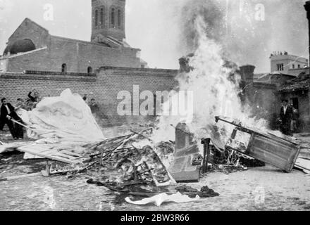 Les anarchistes sapent les églises et les écoles à Madrid . Des églises , des écoles et d'autres bâtiments ainsi que des voitures dans les rues ont été incendiées par des foules anarchistes , qui se sont détachées à Madrid et ont défié les efforts des gardes civils et des troupes pour les maintenir en contrôle . Les anarchistes ont allégué qu'un enfant avait empoisonné avec des bonbons , qui ont été refusés par les autorités et ont donné cela comme prétexte au nouveau règne de la terreur . Expositions de photos , anarchistes mettant le feu aux meubles , livres et autres équipements de l'école religieuse de Los Angeles à Madrid . 7 mai 1936 Banque D'Images