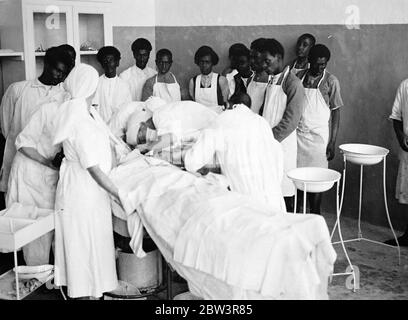 Opération d'urgence d'une victime de bombardement à l'hôpital de la Croix-Rouge de Harar . Ces photos , faites par un photographe du personnel et emmenées à Londres par avion , montrent une partie impromptue , mais peu connue de la guerre en Abyssinia , les services de la Croix-Rouge , établis principalement par des travailleurs volontaires et continués sous des difficultés énormes . Ces photos ont été faites à l'hôpital de la Croix-Rouge à Harar , ville principale du Sud où des soldats Abyssiniens blessés dans les combats acharnés sur le front sud sont fréquentées par des médecins de la Mission suédoise . Photos montre , une opération d'urgence sur une Abyssinie Banque D'Images