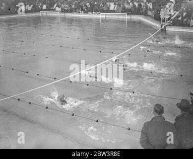 Femmes nageurs dans les épreuves olympiques à Uxbridge . Les épreuves olympiques de course de dos de 100 mètres de femmes , de style relais libre et de course de dos de 100 mètres d'hommes ont été une caractéristique du gala annuel du club de natation Uxbridge qui a eu lieu à la piscine Uxbridge , Park Road , Uxbridge . Ces épreuves étaient des extras arrangés parce que la finale de championnat à Wembley était marécageux en yards , alors que tous les concours olympiques sont bourdonnement sur des distances mesurées sur le système métrique . Photos montre , le début de l'épreuve olympique de dos de femmes. 11 juillet 1936 Banque D'Images