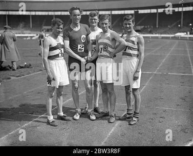 Le letton établit le record du Nouveau monde pour la marche au mile à la police Sports P . Bernard de Lettonie a établi un nouveau record du monde de 6 min 21 1/5 sec . pour la promenade au mile à la City de Londres police Athletic Club sports annuels à la ville Blanche , Londres . Spectacles de photos : F . Bernard de Lettonie ( non . 2 ) étant félicité par UN . A . Cooper de Woodford Green Athletic Association , qui a également tenté de réduire le record . 25 juillet 1936 Banque D'Images