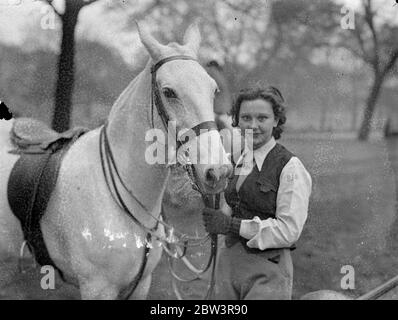 Circonscription ' distinction ' . Mlle Gavy Martin , une pilote à Rotten Row , Hyde Park , frappe une note de roman avec ses initiales sur son chemisier de circonscription . 2 mai 1936 Banque D'Images