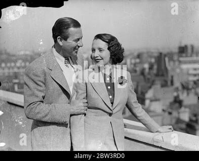 Bebe Daniels et l'acteur de cinéma mari à Londres pour faire première apparition personnelle sur la scène britannique . Bebe Daniels et son mari, Ben Lyon , qui ont été les premiers acteurs américains à faire des photos en Angleterre , sont arrivés à Londres lors d'une visite de retour pour faire leur première apperance personnelle sur la scène britannique . Après quatre semaines d'engagement, ils prévoient de longues vacances avec leur fille de quatre ans, Barbara , en Angleterre et à l'étranger . Bien qu'ils apparaissent sur la scène ensemble , ils ont toujours mades films séparés . Photos , Bebe Daniels et son mari , Ben Lyon , photographiés Banque D'Images