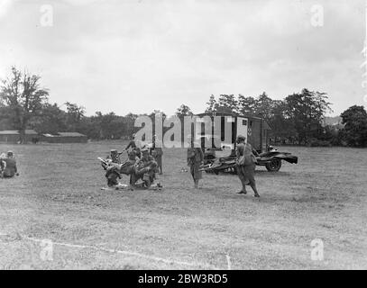 Princes Alice visite Fanys à Frimley Green . La princesse Alice , comtesse d'Athlone , a visité le corps de soins infirmiers de première urgence (corps de voiture ambulantique) à Frimley Green , Surrey . Elle a inspecté les ateliers mobiles et a regardé un premier écran de soins et de gaz . Photos : premiers soins et exposition gaz . 24 juillet 1936 Banque D'Images