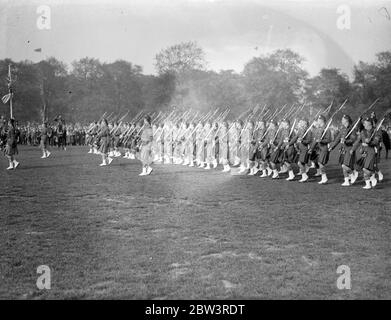 Major - General Commentations inspecte Londres Scottish in Hyde Park Major - General Conway Commentations commandant de la 56e ( London ) Division , Armée territoriale , inspecte le Londres Scottish in Hyde Park photo shows : London Scottish Marching . 16 mai 1936 Banque D'Images