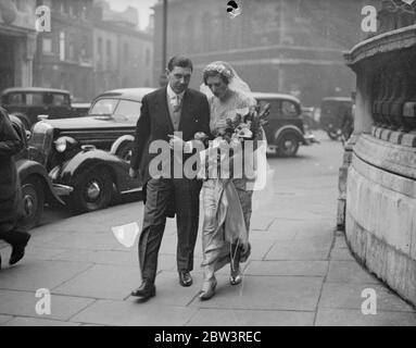 Procession de mariée à travers Langham place après tous les âmes mariage . Après leur mariage à l'église All Souls , Langham place , W , capitale Victor Paley de la brigade de fusils , et sa mariée , forma Mlle Susan Paine , ont traversé la rue avec leur retinue à l'hôtel Langham , où la réception a eu lieu . Photos spectacles , la procession de la mariée marchant de l'autre côté de la route le par la mariée et marié . 14 avril 1936 Banque D'Images