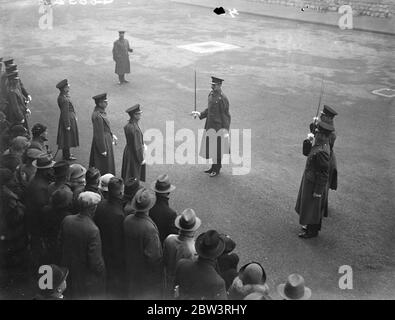 Le Prince de Galles inspecte les gardes gallois à la Tour de Londres . Le Prince de Galles se rend à pied à la base de salinisation après l'inspection . 12 décembre 1935 Banque D'Images