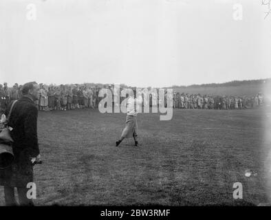 La Grande-Bretagne s'inspire de l'Amérique dans la coupe Curtis . Golf féminin à Gleneagles . Un putt réussi sur le dernier vert du dernier match a obtenu un tirage au sort pour Britan dans la coupe Curti de golf avec l'équipe américaine féminine à Gleneagles , Ecosse . Chaque côté a gagné quatre parties avec une moitié . La coupe remonte cependant à l' Amérique , car les Américains sont les détenteurs . Mlle Jessie Anderson , le jeune joueur écossais , a passé un putt juste en face du vert 18 pour sauver le jeu pour Britan , qui était à cette époque un vers le bas . Photos , Miss Patty Berg , 18 ans bébé de l'équipe américaine , conduite Banque D'Images