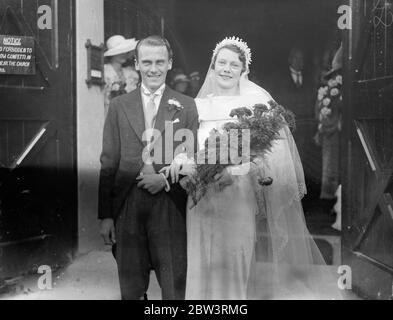 Couple qui s'est rencontré en pantomine marié . Mlle Winifred Wright et M. Andrew EMM Melville se sont mariés à l' église Saint-Étienne , Clapham . La photo montre la mariée et le marié . 7 septembre 1935 Banque D'Images