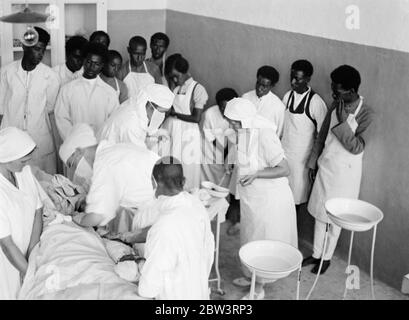 Opération d'urgence d'une victime de bombardement à l'hôpital de la Croix-Rouge de Harar . Ces photos , faites par un photographe du personnel et emmenées à Londres par avion , montrent une partie impromptue , mais peu connue de la guerre en Abyssinia , les services de la Croix-Rouge , établis principalement par des travailleurs volontaires et continués sous des difficultés énormes . Ces photos ont été faites à l'hôpital de la Croix-Rouge à Harar , ville principale du Sud où des soldats Abyssiniens blessés dans les combats acharnés sur le front sud sont fréquentées par des médecins de la Mission suédoise . Photos montre , une opération d'urgence sur une Abyssinie Banque D'Images